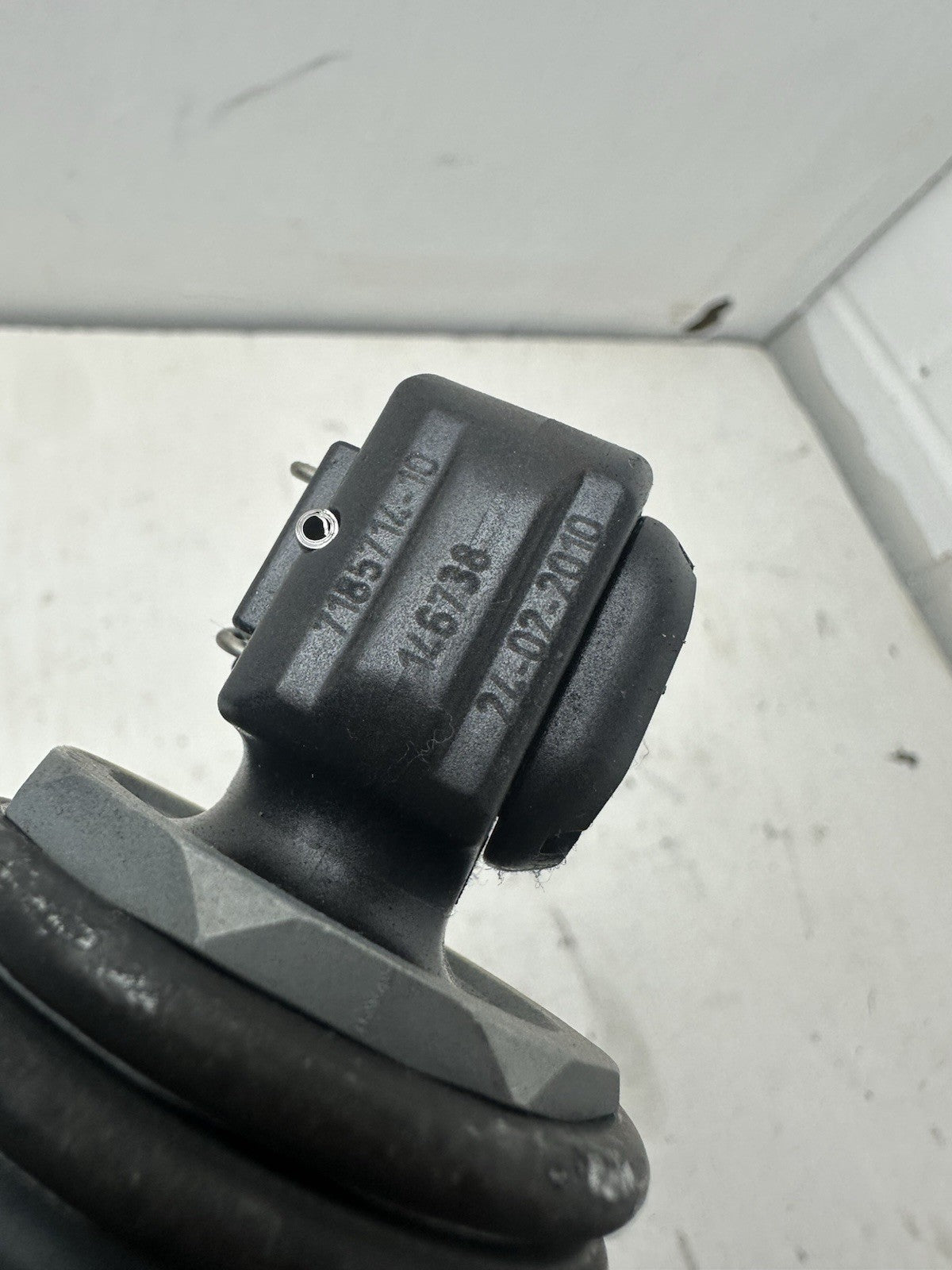 BMW 7er F01 F02 F03 F04 – Original Heckklappendämpfer hinten rechts 718571410