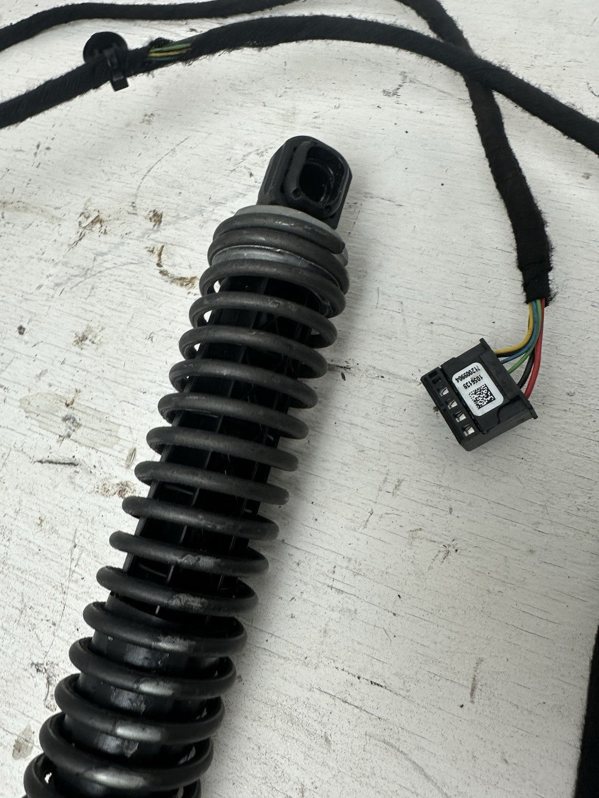BMW 7er F01 F02 F03 F04 – Original Heckklappendämpfer hinten links 718571310