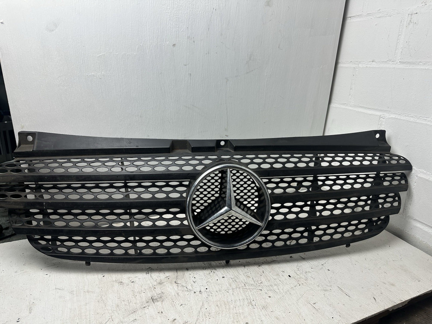 Kühlergrill Mercedes W639 Vito Viano Facelift A6398800185 Frontgrill KFZ #Mängel