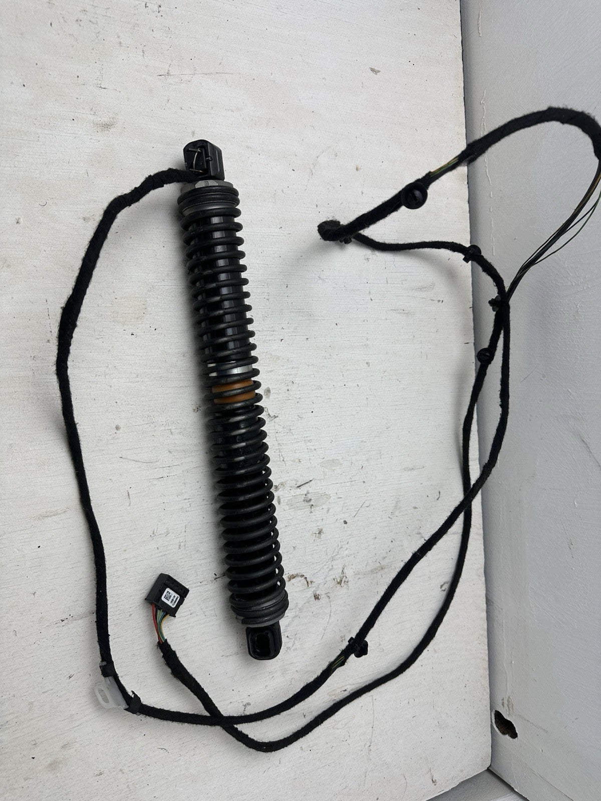 BMW 7er F01 F02 F03 F04 – Original Heckklappendämpfer hinten links 718571310