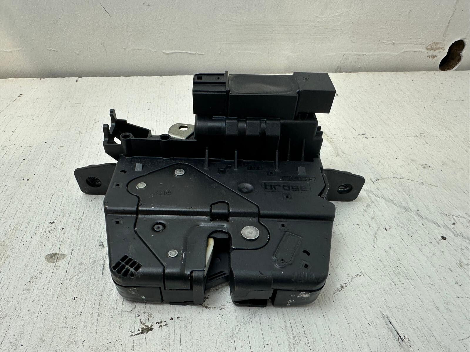 Original BMW F01 750i Heckklappenschloss / Kofferraumschloss – 966929
