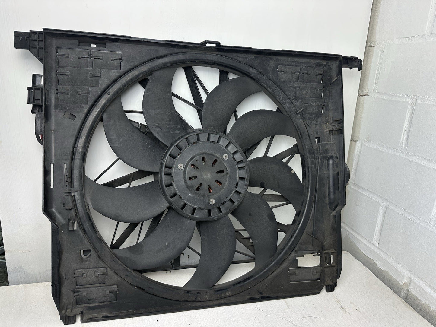 BMW F01 750i Kühlerlüfte 7575258