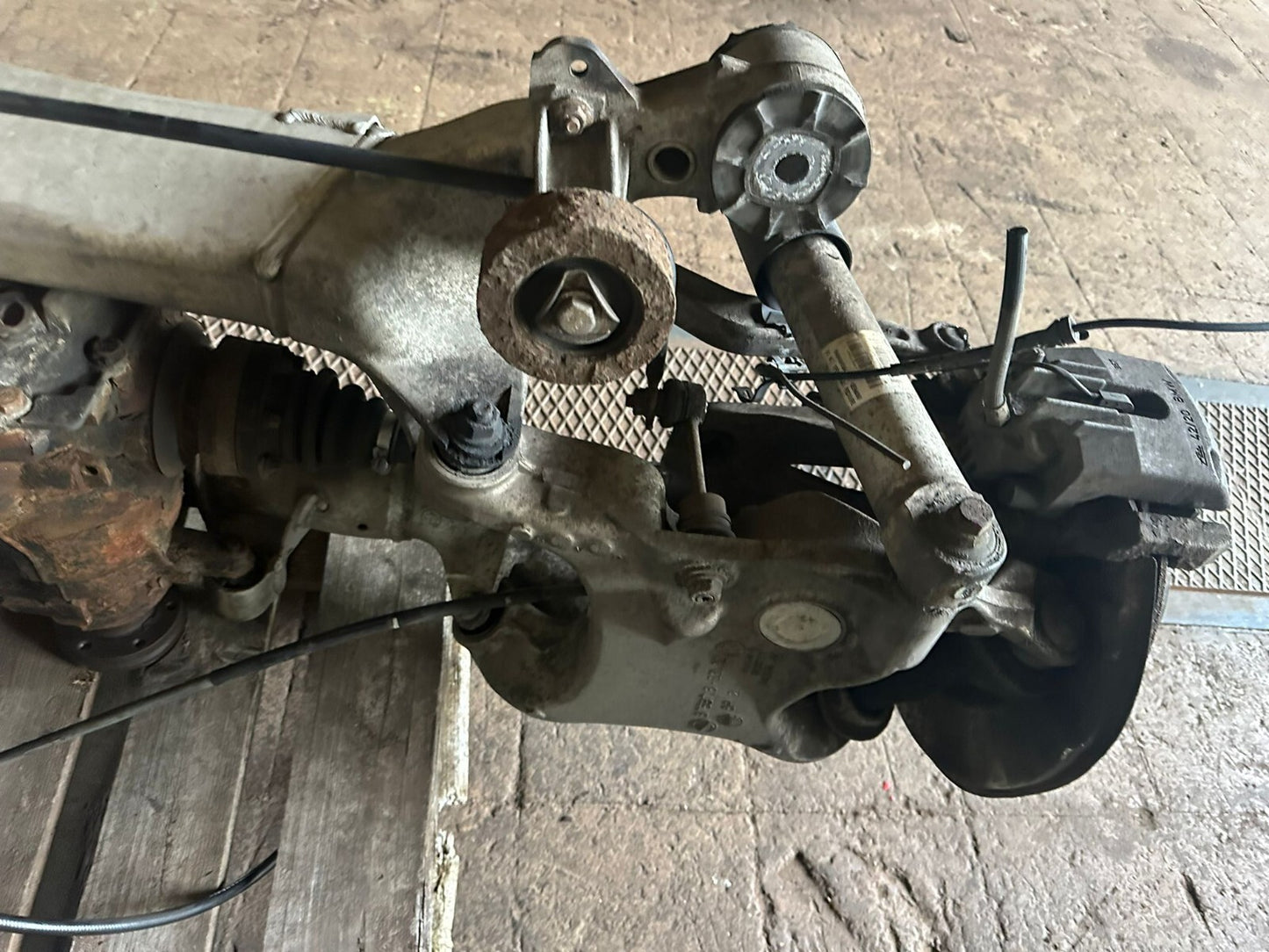 BMW E61 530xd Hinterachse mit Differential & Anbauteilen – Achskörper 6770827 –