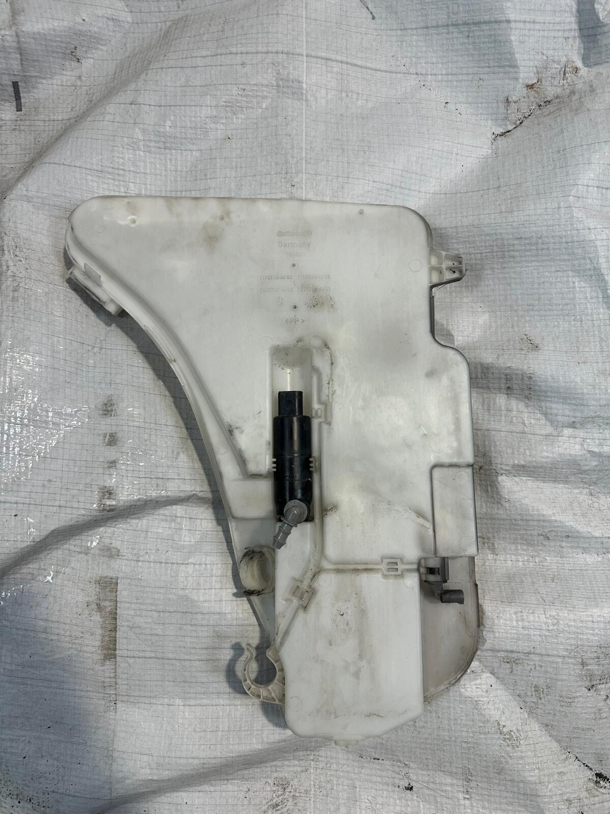 Original BMW 7er F01 Waschwasserbehälter mit Pumpe und Sensoren– 7178745 –