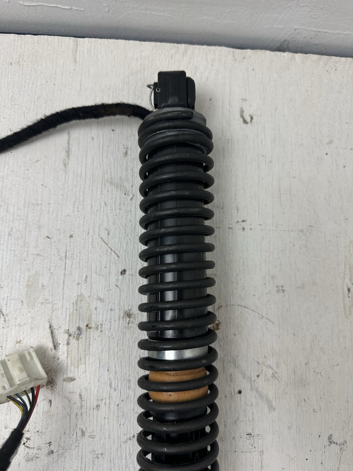 BMW 7er F01 F02 F03 F04 – Original Heckklappendämpfer hinten rechts 718571410